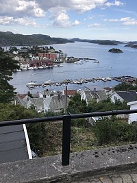Farsund fra høyden, utvidet gjestehavn gir plass til flere på vestsiden